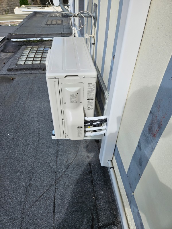 Installation d'une climatisation réversible Toshiba bi Split à Barentin 76