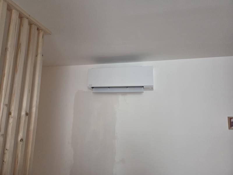 Société chauffagiste RGE secteur Yvetot : installation pompe à chaleur air/air quadri-split Toshiba dans une maison en rénovation