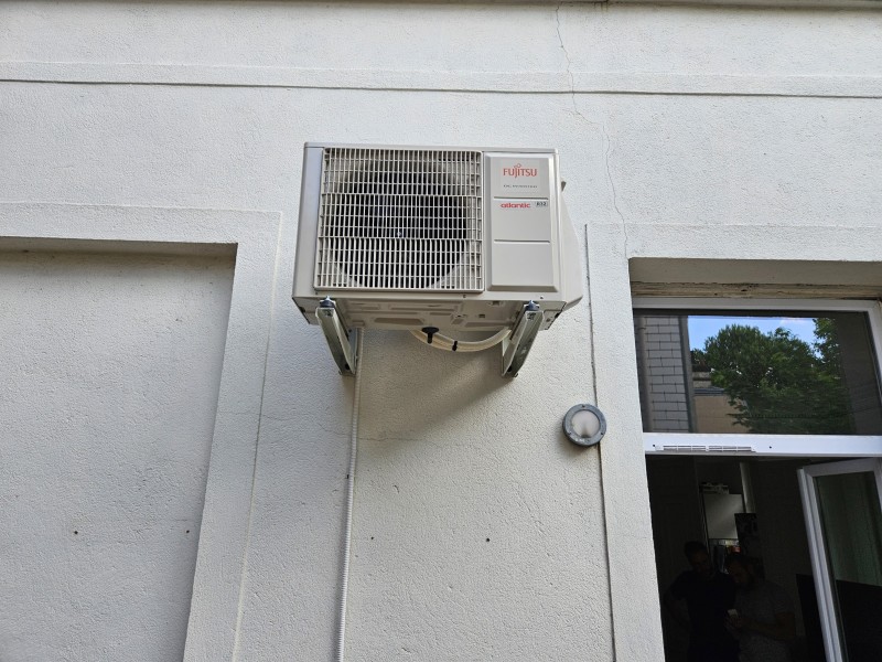 Chauffagiste RGE Qualipac Duclair : Installation d'une climatisation réversible Atlantic Monsosplit Zenkeo dans un appartement